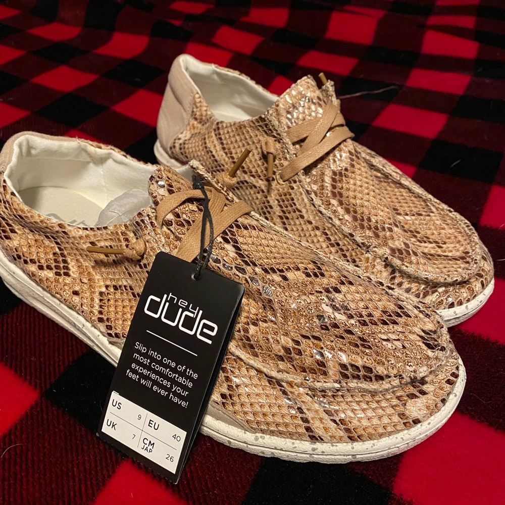 Hey Dude women size 9